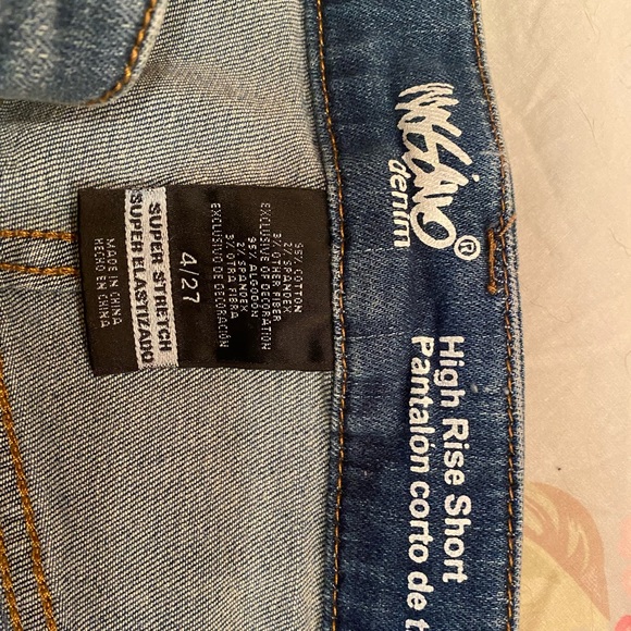 Lace trim high rise denim shorts! - Picture 2 of 5